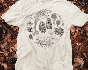 Koszulka Spring Forager Unisex z nadrukiem ręcznym, grzybami smardzami, porami, pszczołą miodną i kością naturalisty