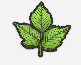 Może przedstawiać: Naklejka z zielonego liścia z tekstem "Nature Walk" i "Leaves of Three, Let It Be." Naklejka jest stylizowaną ilustracją liścia z czarnym obramowaniem.