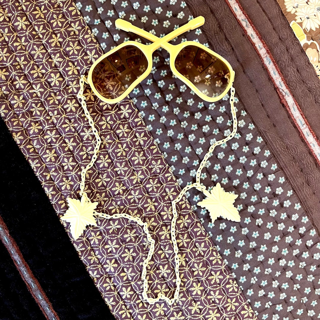 1950’s Yellow and Brown Novelty Guitar Shaped Dangling Chain Earring Sunglasses Vintage 50 main image 3