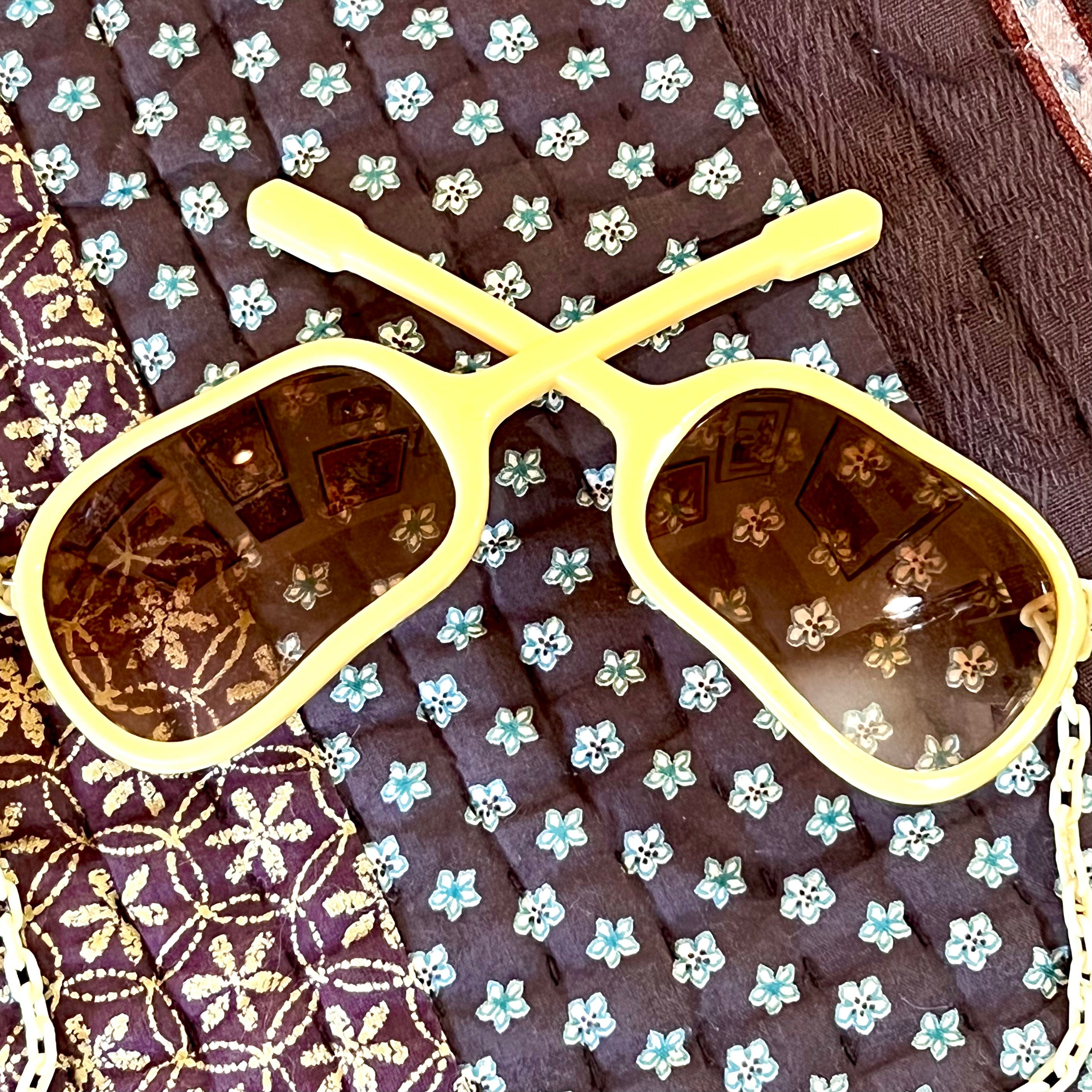 1950’s Yellow and Brown Novelty Guitar Shaped Dangling Chain Earring Sunglasses Vintage 50 main image 2