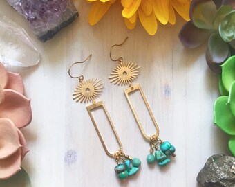 Mässingssolörhängen med ädelstenspärlor >> trendiga örhängen sommaraccessoarer guldsmycken himmelska smycken ädelstensörhängen tjeckiskt glas