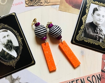 Pendientes de resina de Halloween >> pendientes abstractos de Halloween, pendientes de resina naranja, naranja púrpura y negro, colores de Halloween