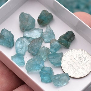 Blauer Apatit Roh 10g LOT aus Minas Gerais, Brasilien // Natürliche Farbe Blau Kristall Gitter, Schmuck, Wire Wrapping, Mineralien sammeln