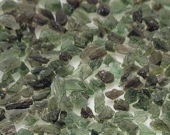 One Moldavite Raw ~1.0 - 1.5 CARAT from Czech Republic // Genuine Czech Moldavite High Energy Stones for Jewelry or Wire Wrapping