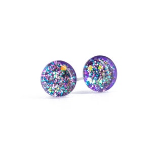 Boucles d’oreilles minuscules de goujon kaléidoscopic, boucles d’oreilles de goujon de scintillement, boucles d’oreilles de goujon de résine, petit goujon, goujon en verre, goujon de scintillement, boucles d’oreilles d’été, cadeau