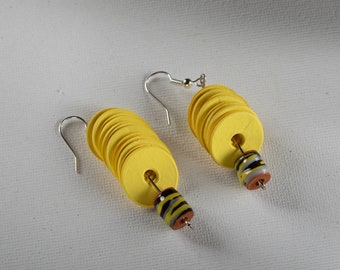 Gelbe Papier Disc Ohrringe, Avantgarde Boho Schmuck, handgemachte leichte Ohrringe