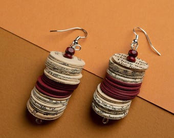 Pendientes colgantes color burdeos, joyería llamativa estilo boho.