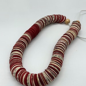 Collier tendance bordeaux, collier livre, bijoux en papier fait main, collier en papier, cadeau pour les amateurs de livres, collier OOAK pour femme, collier en papier rouge