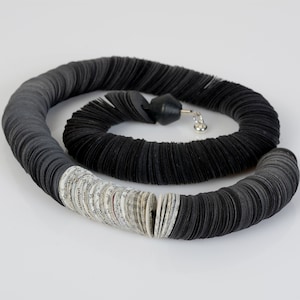 Collier tendance en papier noir, bijoux en papier recyclé