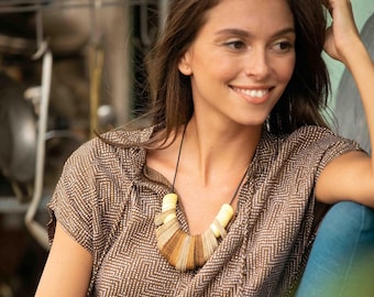 Collier plastron recyclé : bijoux bohèmes avant-gardistes
