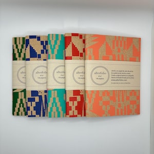 May include: Five rectangular notebooks with kraft paper covers featuring geometric patterns in green, blue, teal, red, and orange. Each notebook has a white paper band with the text alterfolio, 4x5, and 100 páginas printed in black ink.