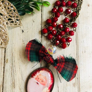 Vintage Santa charm necklace/Christmas jewelry/Santa necklace/Santa necklace/ Santa pendant/red beaded crystal chain/beaded Santa necklace