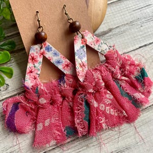 Wild pink floral cork tassel earring /pink tassel earring/macrame earring/summer spring pink earring/Sari silk earring/sari silk jewelry