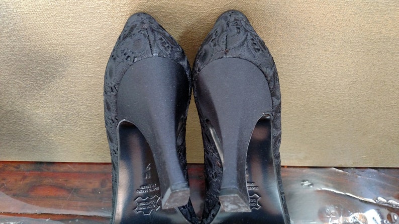 Size 9N 90/'s DIVA by NADINE LEVENSON Black Fabric Pumps..Embroidered Eyelet Lace