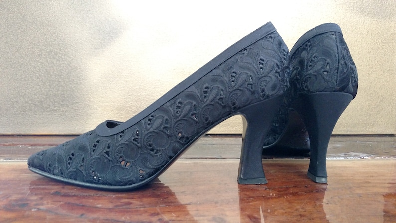 Size 9N 90/'s DIVA by NADINE LEVENSON Black Fabric Pumps..Embroidered Eyelet Lace