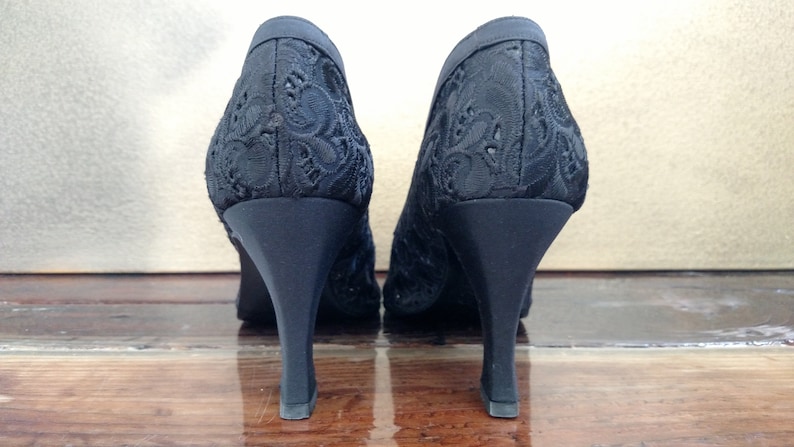Size 9N 90/'s DIVA by NADINE LEVENSON Black Fabric Pumps..Embroidered Eyelet Lace