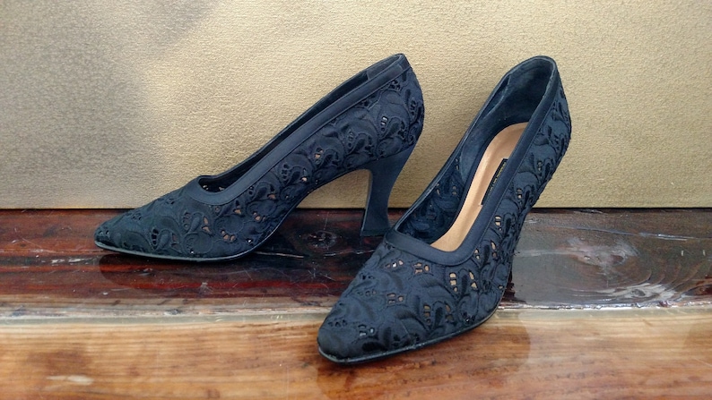 Size 9N 90/'s DIVA by NADINE LEVENSON Black Fabric Pumps..Embroidered Eyelet Lace
