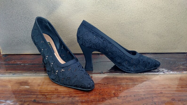 Size 9N 90/'s DIVA by NADINE LEVENSON Black Fabric Pumps..Embroidered Eyelet Lace