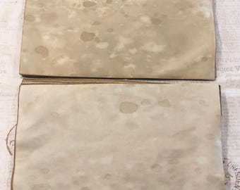 25 feuilles de papier teint café, 20 livres pour la tenue d'un journal, des éphémères et des travaux manuels