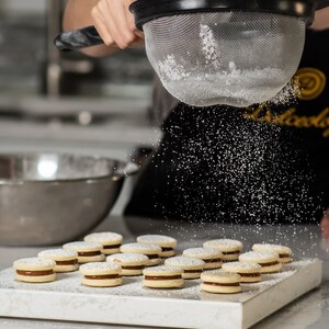 15 Traditional Dulce De Leche Cookies (Alfajores)