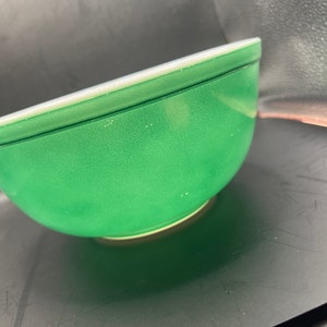 Vintage Pyrex Style 402 2.5 quart cinderalla primary green bowl