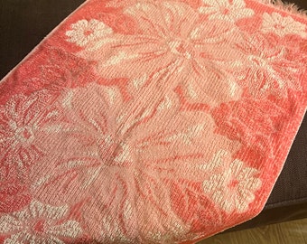 Floral roses pinks  jacquard vintage floral towel   100% cotton, 23x16 hand towel. JCPenney fashion manor made in usa