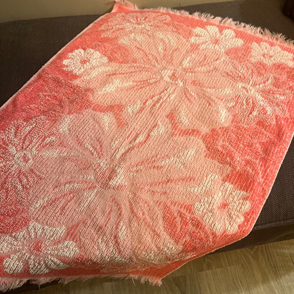 Floral roses pinks  jacquard vintage floral towel   100% cotton, 23x16 hand towel. JCPenney fashion manor made in usa