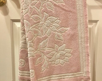 Pink on cream jacquard vintage floral towel 40x23.5” unknown maker, reversible. Cottage core