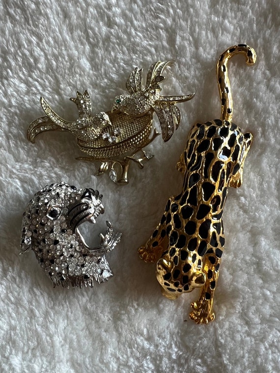 Vintage pins brooch gold tone tiger leopard. Bird 