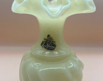 Fenton wave crest Vase with sticker in cameo color. Vintage. Perfect condition.