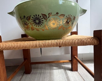 Vintage Pyrex Style 443 2.5 Quart Cinderella bowl with lid. Green sage and gold medallion pattern. Promotional piece.