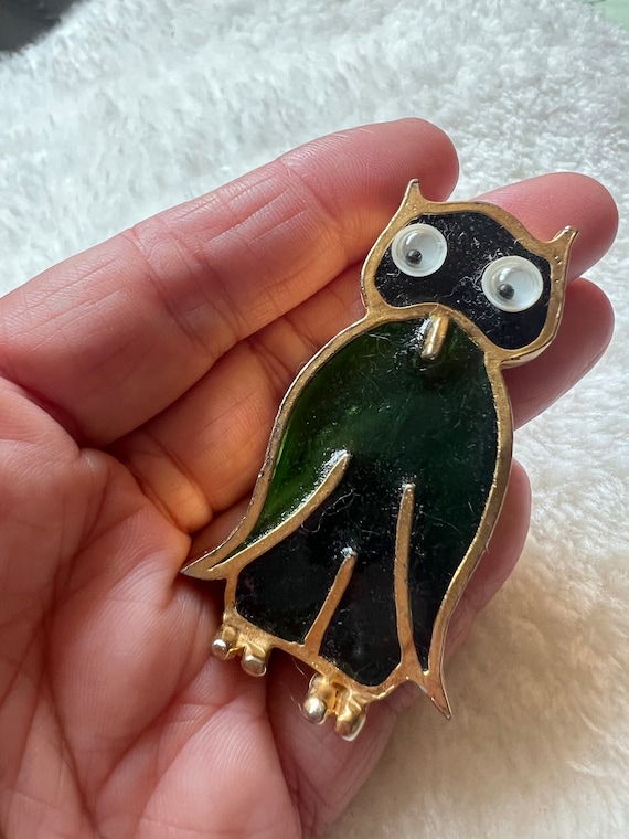 Vintage owl pin.  resin, gold metal. Googly eyes.… - image 3