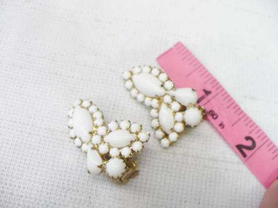 Pair of Vintage White Milk Glass Earrings - clip … - image 3