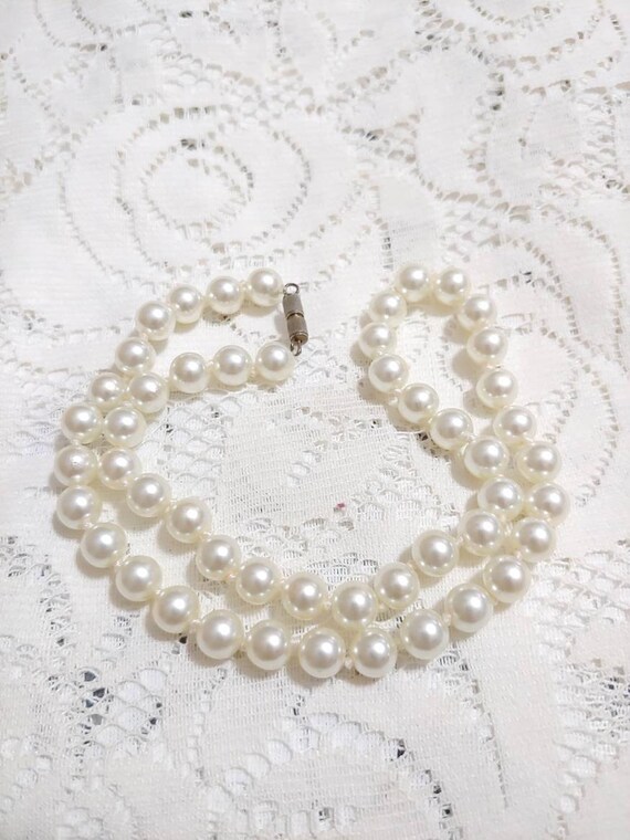 SINGLE STRAND FAUX PEARL LEATHER NECKLACE