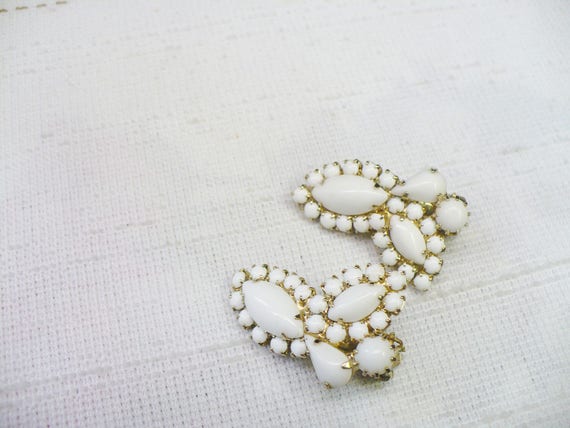 Pair of Vintage White Milk Glass Earrings - clip … - image 2