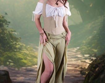 Op de afbeelding: Een persoon in een middeleeuws geïnspireerd kostuum. De outfit bestaat uit een witte blouse, een beige corset en olijfgroene broek met zijsplitten. De achtergrond is een vage bosscène. Het woord "Sracolite" staat bovenaan.