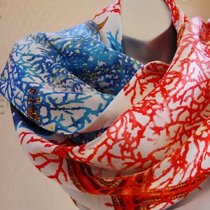 Regalo per la festa della mamma! Sciarpa in tessuto di raso di seta doppio. Sciarpa lunga in seta corallo rossa con blu, regalo di compleanno per la mamma o un&#39;amica, regalo per lei