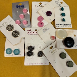 Lote de botões cardados parciais LaMode, Lansing, Botique, Majestic sortido lote grande vintage costura tricô artesanato item de colecionador dez cartões