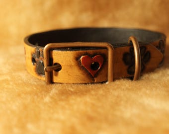 Handgefertigtes Hundehalsband aus Leder mit Pfotenabdruck und Herzen