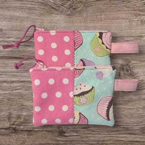 Kleine stoffen tas, portemonnee, portemonnee, kaartentasje, koordhouder, tasaccessoire, ritszakje, felroze stippen en cupcakes