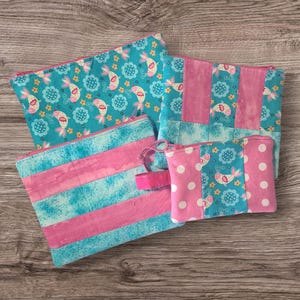 Grote make-uptas, portemonnee, pasjestasje, koordhouder, zakje met oordopjes, tasaccessoire, ritszakje, roze en blauwgroen