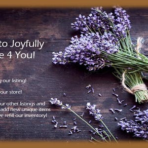 Puede incluir: Imagen de ramos de lavanda fresca con flores moradas y tallos verdes atados con hilo, sobre una superficie de madera oscura. El texto dice "Welcome to Joyfully Handmade 4 You!" y otra informaci&oacute;n de la tienda.