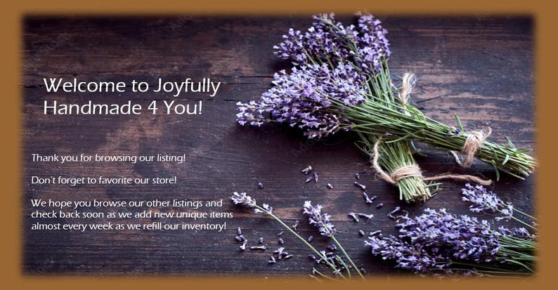 Puede incluir: Imagen de ramos de lavanda fresca con flores moradas y tallos verdes atados con hilo, sobre una superficie de madera oscura. El texto dice "Welcome to Joyfully Handmade 4 You!" y otra informaci&oacute;n de la tienda.
