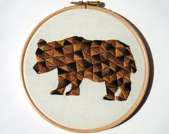 Patrón de bordado PDF para arte geométrico del aro del bordado del oso "Geo Bear" Descarga digital instantánea - Marrón, Negro, Oro, Óxido