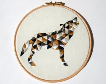 Patrón de bordado de lobo para arte geométrico de aro de animales "Geo Wolf" Descarga digital instantánea en PDF - Oro, Negro, Blanco, Plata, Gris