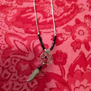 Delicate vintage Southwestern dreamcatcher necklace with liquid silver and black stone beads & nice screwback closure