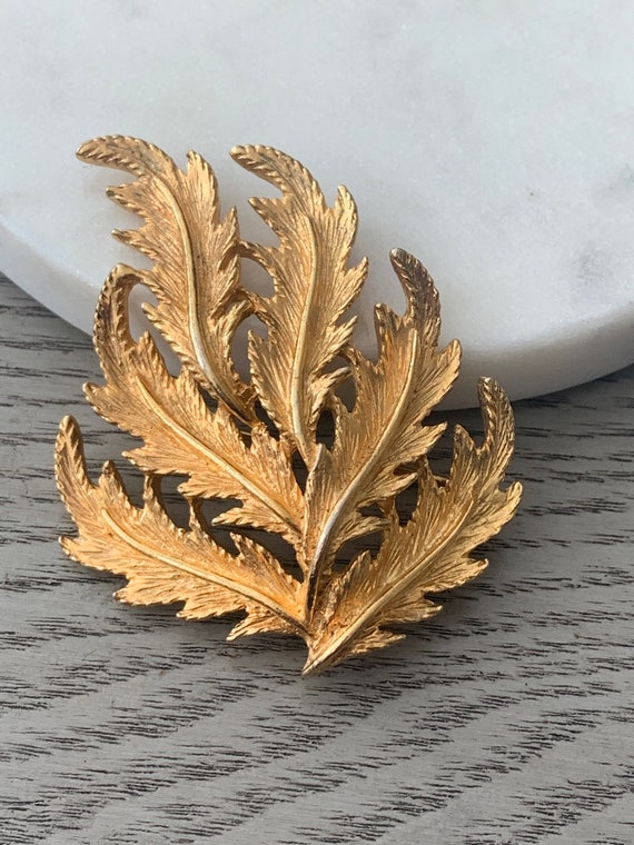 Vintage Golden Leaf Frond Brooch, Trending Unisex Lapel Pin, Ready for Autumn fashion & festivities