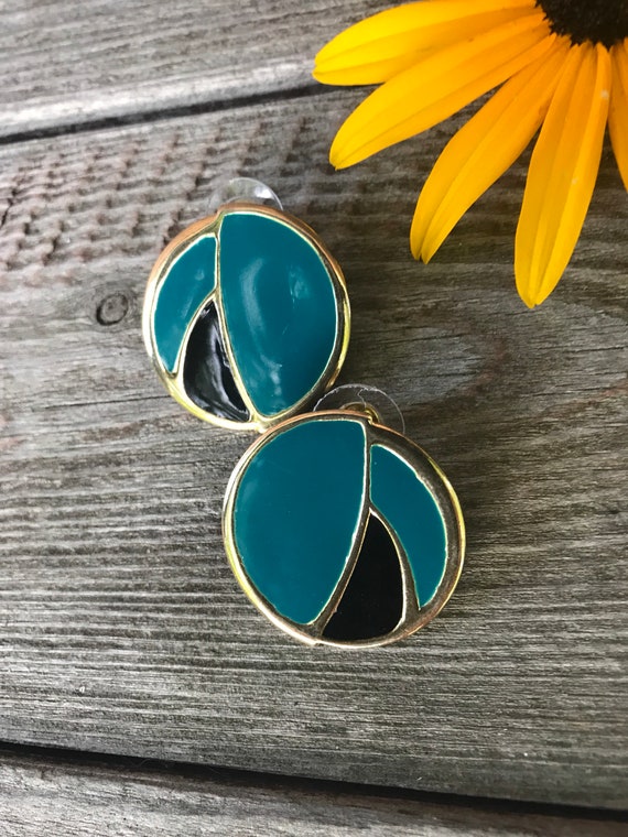 Glamorous 60's 70's modernist Teal & Black Enamel on Embossed Pressed Goldtone Round Disk Earrings Totally Fab!