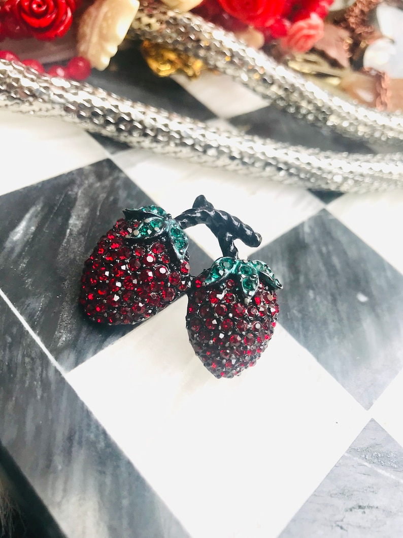 Estate Quality Collectors Vintage Brooch Post War Mid Century Prong Set Cyrstals Japanned Red Rhinestone Strawberry Vintage Fruit Pin