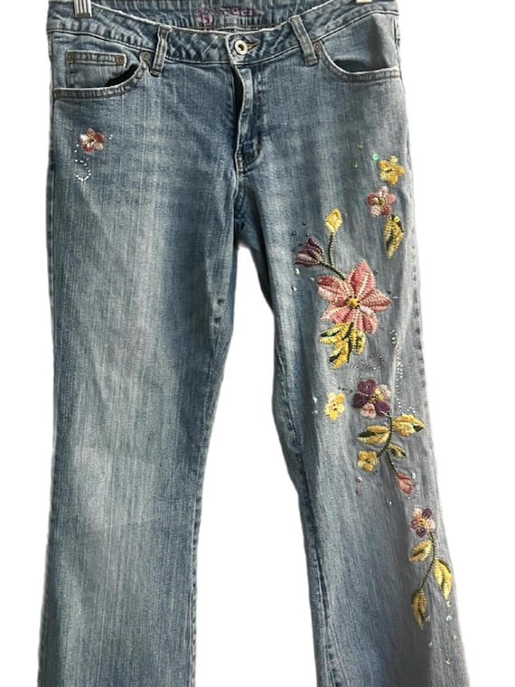 On Trend Vintage Angels Faded Low Rise Floral Embroidered Jeans Curvy Junior Size 11, Boho Gypsy Cottage Chic - great memories!